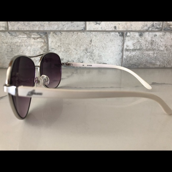 GUESS Aviator Sunglasses with hard case - Picture 4 of 7